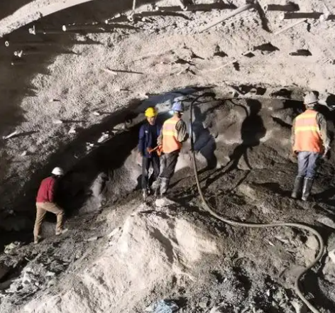 秀峰拱顶带模注浆料的施工流程及注意事项